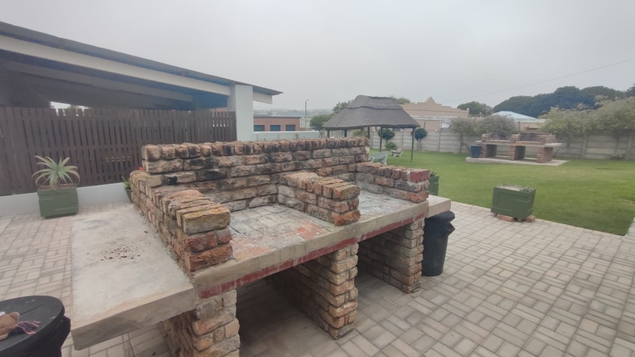 2 Bedroom Property for Sale in Stilbaai Oos Western Cape